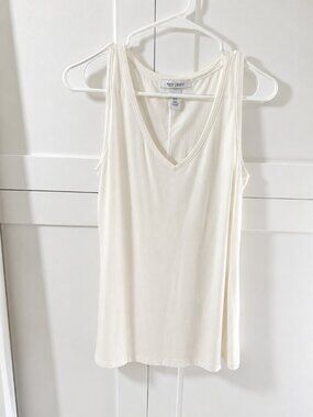 White House Black Market Soft Stretch V-Neck Tank Size: XS